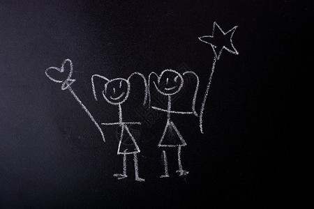 快乐的孩子们拿着在黑板上画粉笔的子图片