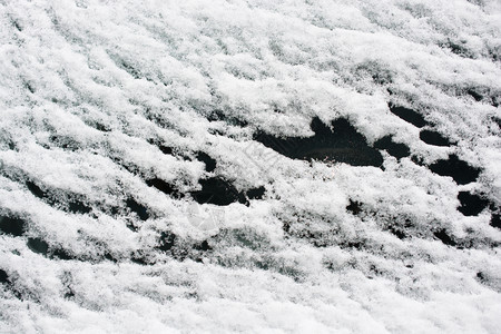 浅雪覆盖的木制地面图片