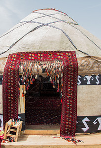 黄金是蒙古西伯利亚和土耳其游牧民在可折叠的框架上使用一顶有感觉或皮肤的圆形帐篷图片