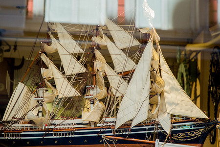 小型大鲜多彩的帆船模型图片