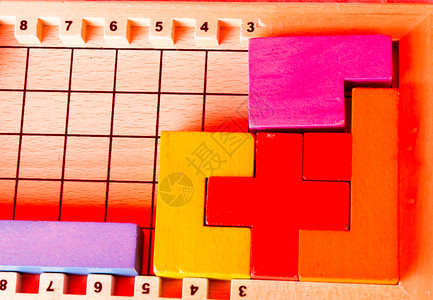 木制板上各种颜色和形状的木制块图片