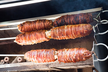 肠仔包Kokorec土耳其菜制由成熟和扭曲的羊肠制成在展出背景