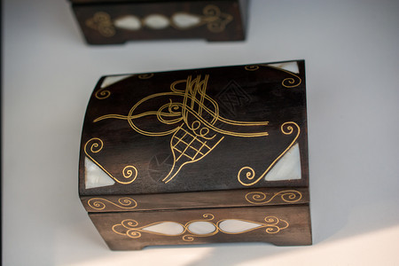 古老风格的木金宝箱配有珍珠之母图片