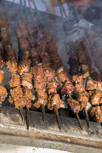 土耳其式的肉碎石烧烤在架上图片
