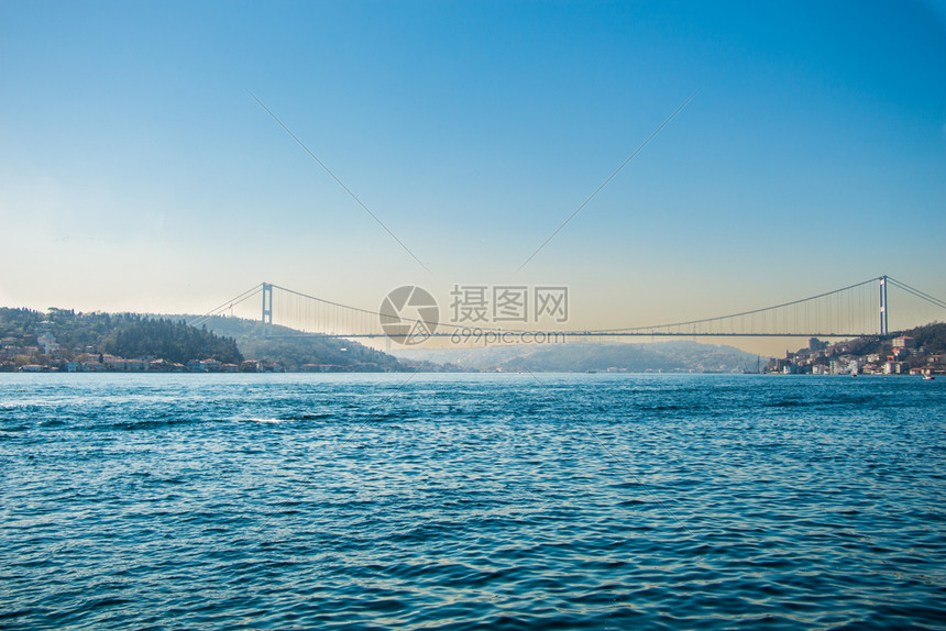Bosphorus大桥是一座横跨土耳其伊斯坦布尔Bosphorus海峡的悬浮桥连接欧洲和亚图片