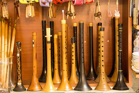 数十个手工制造的木长笛或管图片