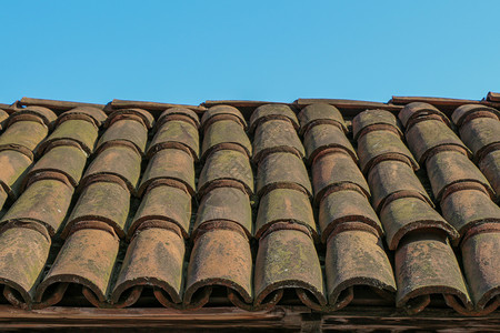 由多彩粘土制成的旧屋顶瓷砖背景图片