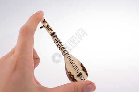 手握着经典的土耳其乐器萨兹图片
