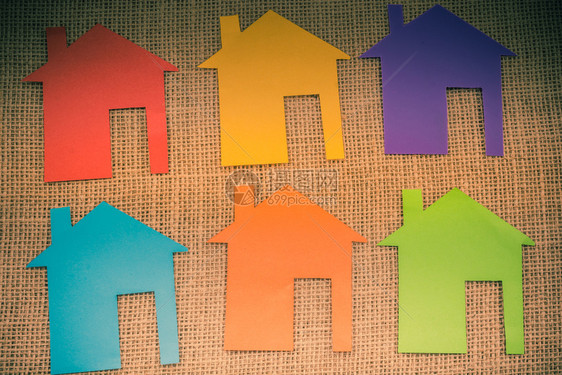 画布背景上的彩色纸剪掉小房子形状图片