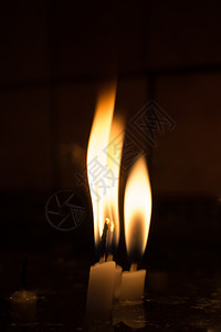 在黑暗中用蜡烛点燃图片