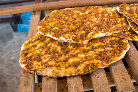 Lahmacun土耳其披萨煎饼加辣肉酱图片