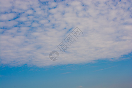 蓝色天空覆盖着白云和图片