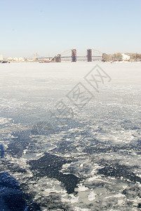 冷冻湖和一座在乌卡林发现的桥梁图片