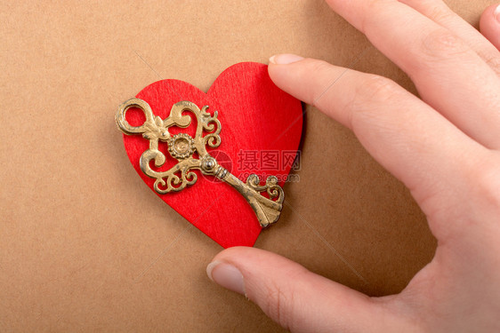 重塑的装饰键和纸心脏形状图片