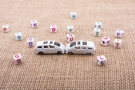 字母立方体和小玩具车作为运输装置图片