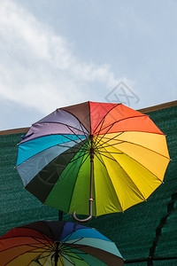 挂多彩的雨伞城市街道装饰在天空下图片