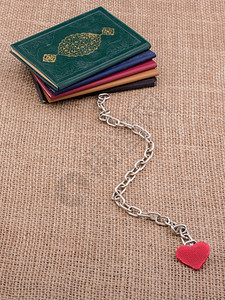 小书挂在心脏上带链的心图片