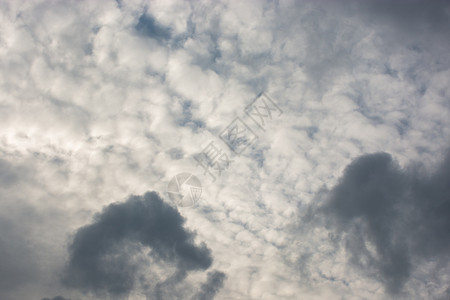 灰云白云和灰在天空中形成背景