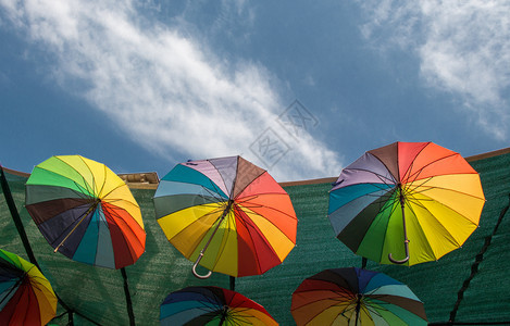 挂多彩的雨伞城市街道装饰在天空下图片