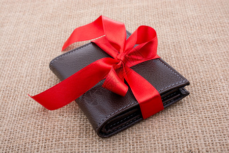 包着红色彩带的礼品钱包图片