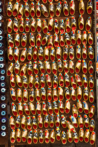 伊斯坦布尔集市的一套土制奥托曼皮鞋图片