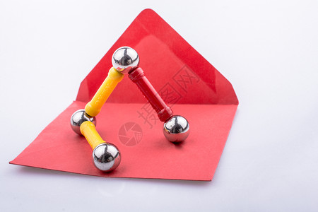 磁铁棒和红色信封上的磁球图片