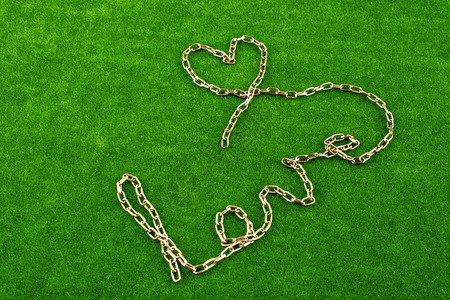 连锁在绿草上写着爱的字图片