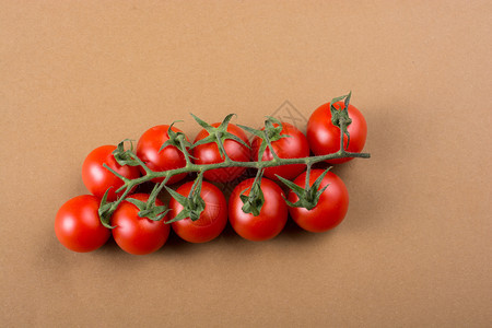 一群红熟的美味新鲜天然樱桃番茄图片