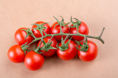 一群红熟的美味新鲜天然樱桃番茄图片