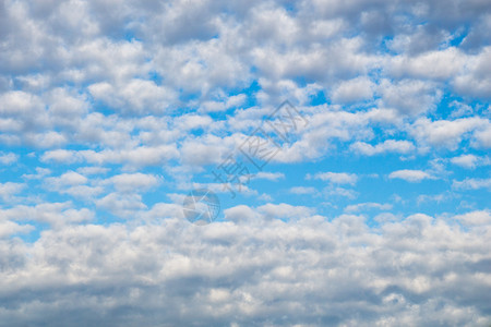 蓝色天空部分充满白云图片