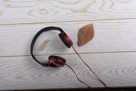 拼写音乐干叶和木背景的红耳机图片