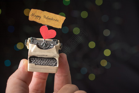 情人节在爱概念中用撕破的打字机作为爱概念图片