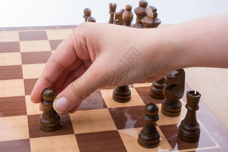 玩国际象棋游戏的人在船上采取行动背景图片