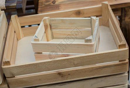 在市场上出售的木制空箱图片