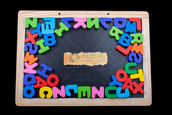 回到学校用木制成的字母彩色图片