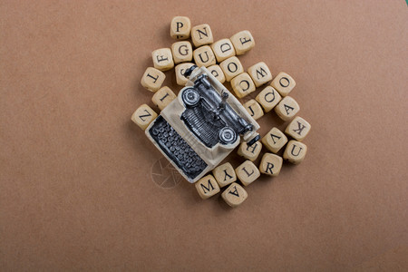 以木制字母立方体成的木模范打字员周围图片