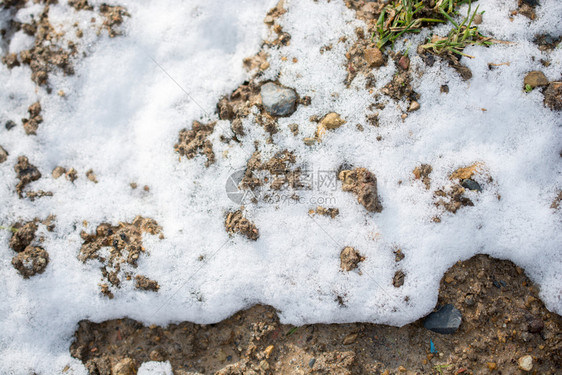 冬季岩石和泥表面的白雪图片