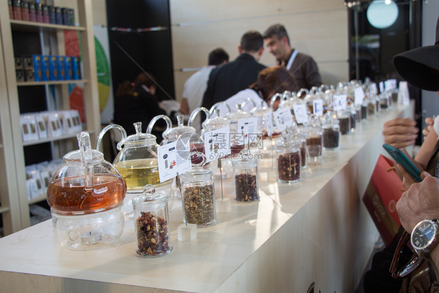 玻璃茶壶中不同香草的多种口味图片