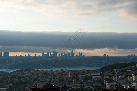 晚上伊斯坦布尔城市风景在云下图片