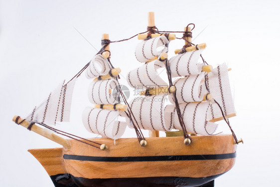 白色背景的船舶模型图片