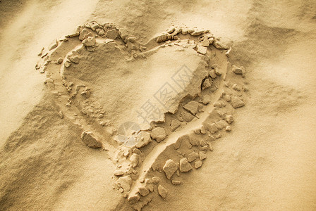 沙上绘制的心形状图片