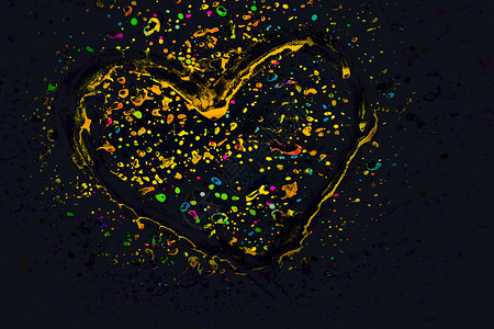 玻璃上的心黑色背景涂料喷洒效应图片