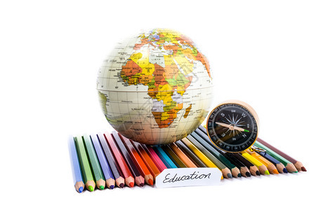 白色背景的彩铅笔带有球指南针和教育注释的彩色铅笔背景图片