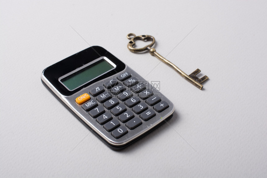 白色背景上安装的小大计算器