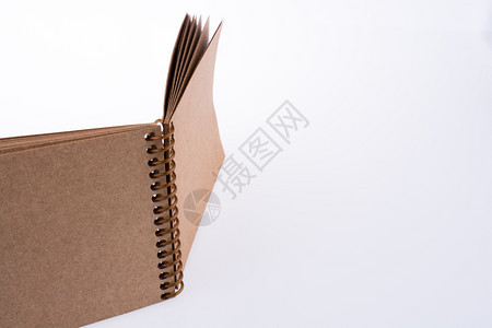 白色背景上的棕螺旋笔记本图片