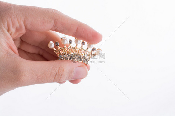 金色皇冠模型白底珍珠图片