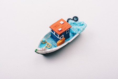 装在白色上的鲜多彩渔船模型图片