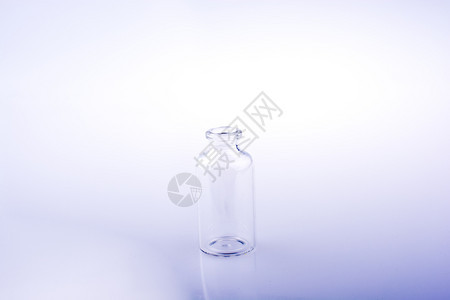 白色背景上手握的小玻璃瓶图片