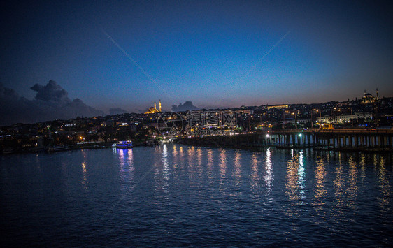 夜间在金角的阿塔图尔克桥展出图片