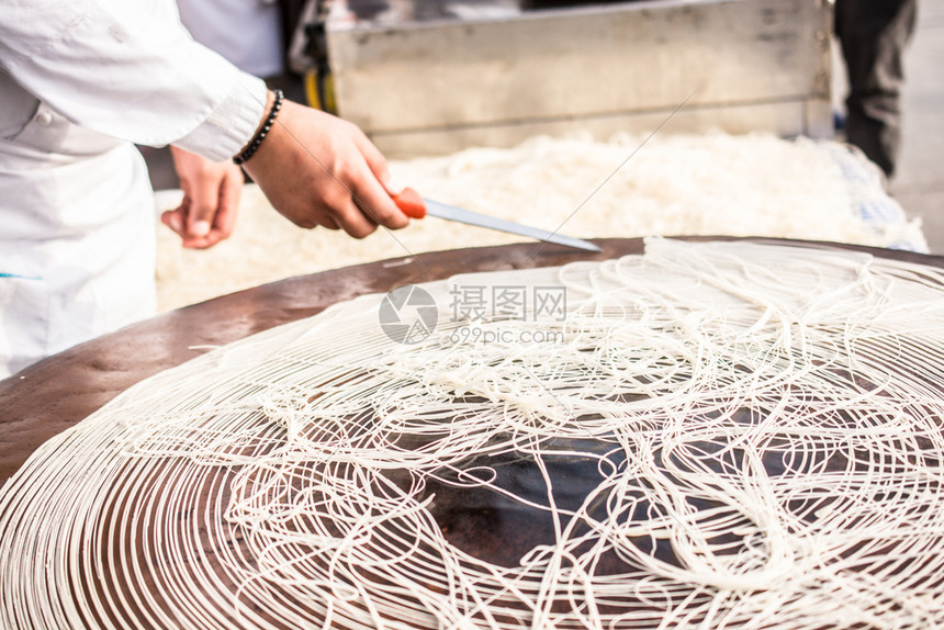 展示的土耳其沙漠卡达伊夫糕饼图片